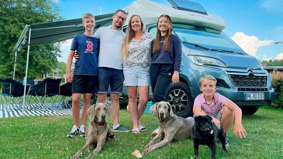 Familie Rosenberger mit ihrem neuen Wohnmobil in der Lüneburger Heide. © WDR/sagamedia 