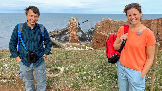 Moderatorin Anne Willmes besucht mit dem Ornithologen Elmar Ballstaedt vom Verein Jordsand den Lummenfelsen, wo Tausende von Basstölpeln brüten. © WDR/Beate Höfener 