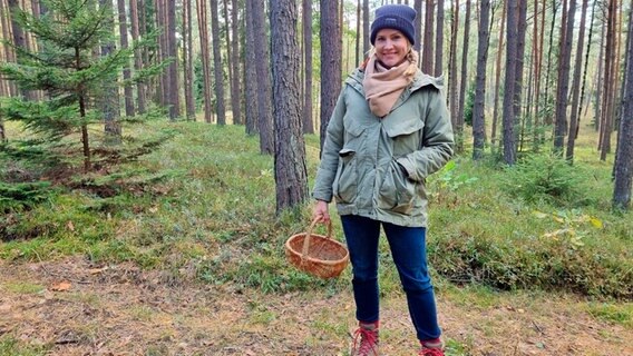 Pilze sammeln in den masurischen Wälder ist so etwas wie ein Volkssport – den Judith Rakers gleich ausprobiert. © NDR/WDR 