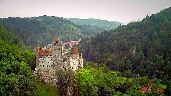 Transsilvanien ist eine Gegend voller Mythen und Sagen. Bram Stoker setzte dem grausamen Fürsten Vlad III. Drăculeae, bekannt als Vlad, der Pfähler, mit seinen Dracula-Romanen ein Denkmal. Dessen Schloss im Städtchen Bran wurde so zum Pilgerort für Vampir-Fans aus aller Welt. © WDR 