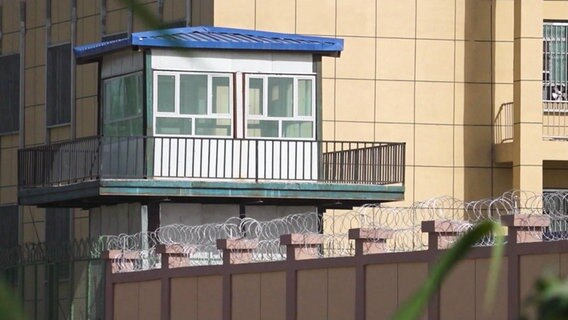 Ein Überwachungsturm an einem Internierungslager in Xinjiang.  