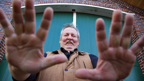 Knochenbrecher Tamme Hanken zeigt seine großen Hände © NDR / Miramedia GmbH Foto: Erik Hartung