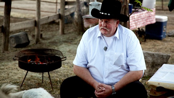 Tamme Hanken mit Cowboyhut in den USA © NDR / Miramedia GmbH 