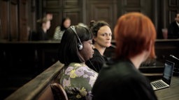 Yudaly Lasso zwischen ihren Anwältinnen vor Gericht. © NDR 