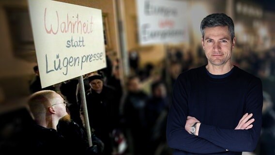 Montage: Ingo Zamperoni steht vor einer demonstrierenden Menge mit einem Schild mit der Aufschrift "Wahrheit statt Lügenpresse" © picture alliance / dpa Foto: Marc Eich (Hintergrund) und Jennifer Fey (Ingo Zamperoni)