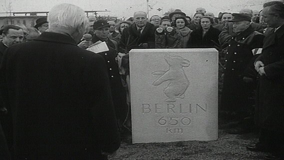 Ein historisches Bild vom Aufbau eines "Berliner Meilensteines" Ein historisches Bild vom Aufbau eines "Berliner Meilensteines"
