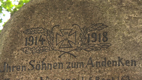 Eine Gedenktafel mit der Aufschrift "Ihren Söhnen zum Andenken"  