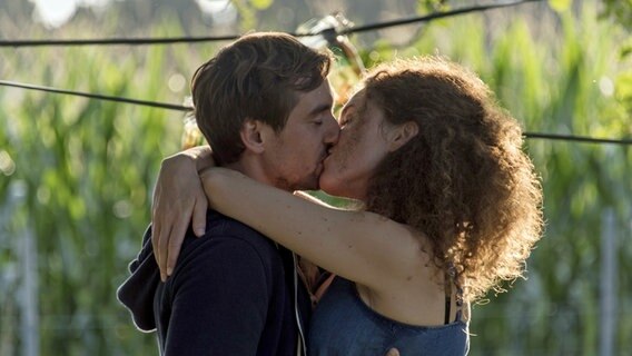 Hanna (Fanny Krausz) und Max (Daniel Gawlowski) finden zueinander. © BR/ARD Degeto/Meike Birck 
