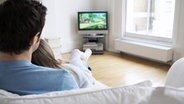 Fernsehen im heimischen Wohnzimmer. © Fotolia Foto: moodboard premium