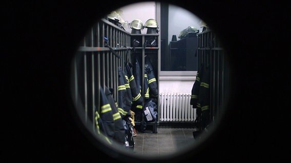 Blick in die Umkleide der Feuerwache Stellingen. © NDR 