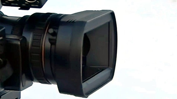 Objektiv einer Filmkamera © dpa/Picture-Alliance 