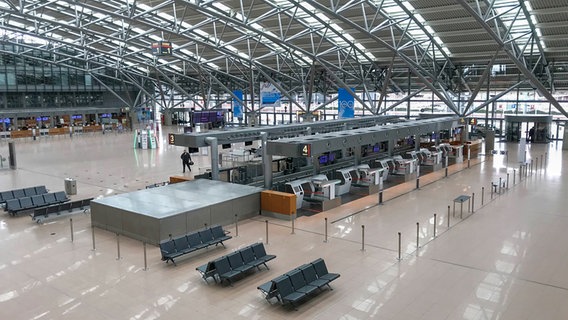 Keine Menschen während der Corona Krise am Flughafen Hamburg © imago images Foto: Waldmüller