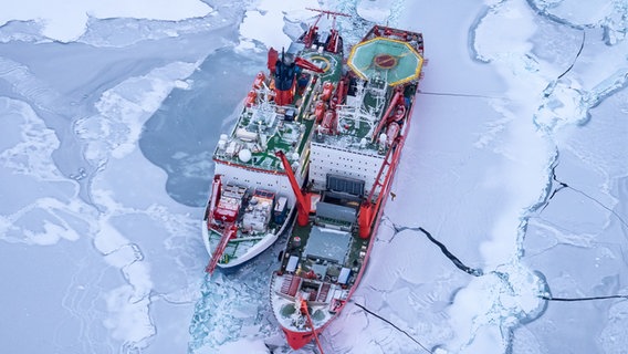 Links die Polarstern und rechts das russische Forschungsschiff „Akademik Fedorov“ bei einer gemeinsamen Expedition im Nordpolarmeer. © Alfred-Wegener-Institut / Jan Rohde Foto: Jan Rohde