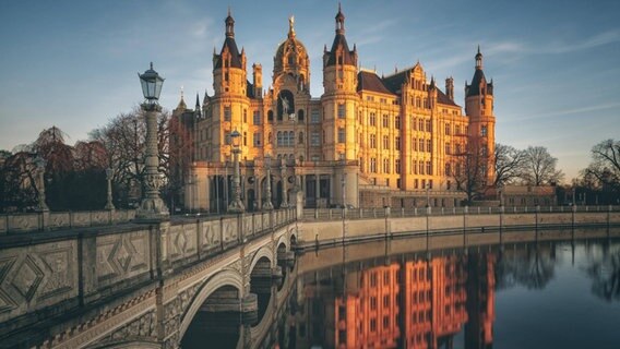 Das Schweriner Schloss im Sonnenuntergang. © imago images / imagebroker Foto: imagebroker