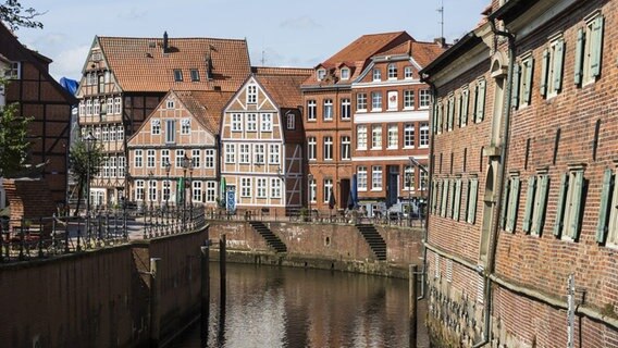 Die Altstadt von Stade mit vielen aneinandergereihten Backsteinhäusern. © dpa/picture alliance 