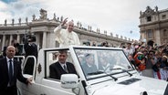 Papst Franziskus grüßt die Gläubigen auf dem Petersplatz. © picture alliance / NurPhoto | Giuseppe Ciccia Foto: Giuseppe Ciccia