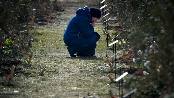 Die Mutter eines russischen Soldaten kniet am Boden und trauert © picture alliance Foto: Uncredited