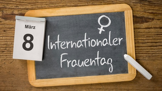 Kreidetafel mit der Aufschrift "Internationaler Frauentag". © fotolia Foto: Zerbor