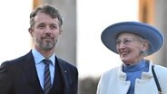 Archivbild vom 10.11.2021, Berlin: Frederik, Kronprinz von Dänemark und Königin Margrethe II. von Dänemark stehen vor dem Brandenburger Tor. © dpa Foto: Bernd Von Jutrczenka