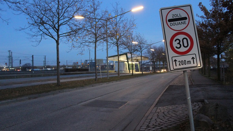 Ein Straßenschild weist auf "Zoll / Douane" hin an der Versmannstraße im historischen Hamburger Freihafen. (Aufnahme von Dezember 2012) © NDR Foto: Daniel Sprenger