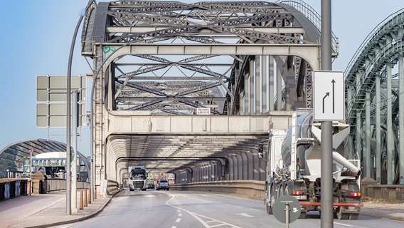 Die 1926 fertiggestellte Freihafenelbbrücke zwischen Rothenburgsort und der Veddel. © picture alliance / Markus Scholz Foto: Markus Scholz