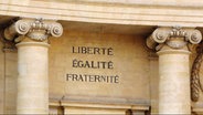 Zwischen zwei Säulen steht Liberte, Egalite und Fraternite. © fotolia.com Foto: Giane
