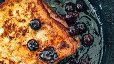 French toast with blueberries © Graefe und Unzer Verlag / Anna Heupel Photo: Anna Heupel