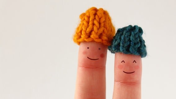 zwei Finger mit Wollmützen © photocase Foto: Schere.Kopf.Papier