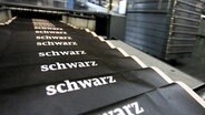 Die Titelseite der "Financial Times Deutschland" auf einem Laufband in der Druckerei. © dpa bildfunk Foto: Stephanie Pilick