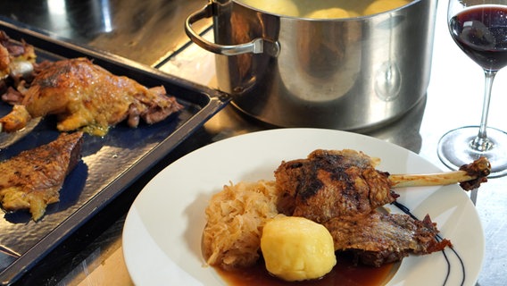 Gänsebraten mit Kartoffelklößen und Sauerkraut © NDR Foto: Florian Kruck