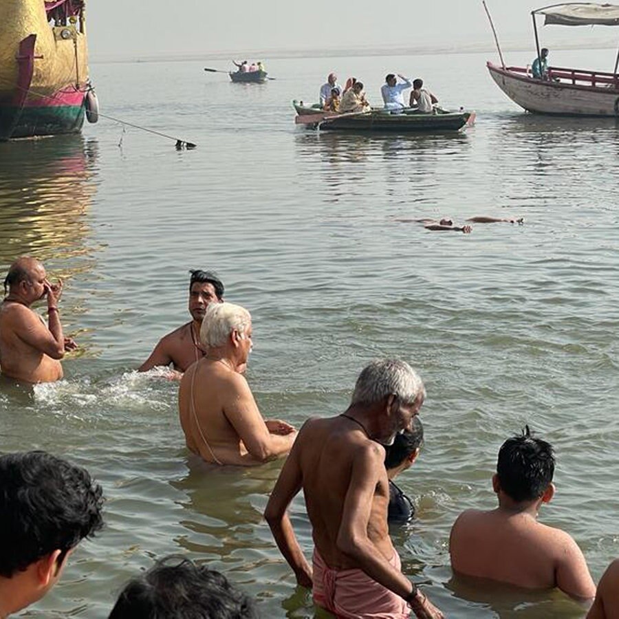Männer baden am Ufer des Ganges © NDR Foto: Silke Diettrich
