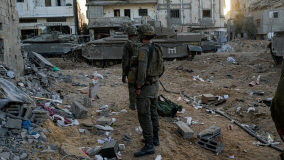Israelische Soldaten während einer Bodenoperation im Gazastreifen © AP/dpa Foto: Ohad Zwigenberg
