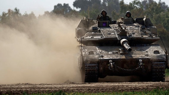 Ein israelischer Merkava-Kampfpanzer fährt nahe der Grenze zwischen Israel und Gaza. © AP/dpa Foto: Leo Correa