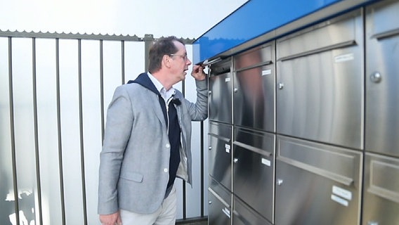 Der NDR Reporter John Goetz guckt in einen Briefkasten. © NDR 