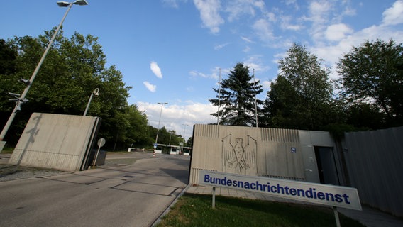 Die Einfahrt zum Gelände des Bundesnachrichtendienst (BND) in Pullach im Landkreis München (Bayern). © picture alliance / dpa Foto: Stephan Jansen