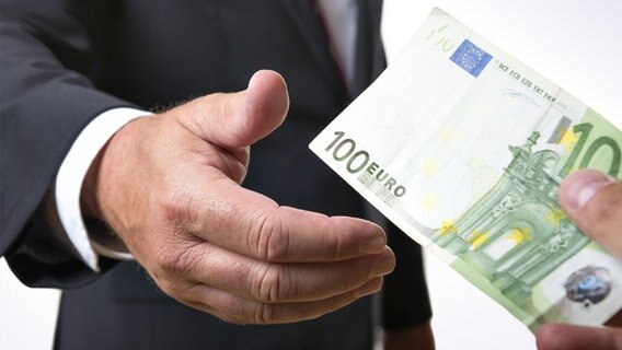 Ein Mann im Anzug wird ein 100 euro Schein gereicht. © fotolia.com Foto: Wolfgang Zwanzger