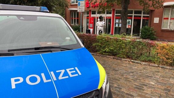 Die Sparkasse in Ferdinandshof - im Vordergrund ein Polizeiauto - Unbekannte haben versucht den Geldautomaten der Sparkassen-Filiale zu sprengen  Foto: Christopher Niemann