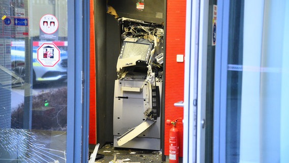 Ein gesprengter Geldautomat ist in einem Bankgebäude zu sehen. © picture alliance/dpa/René Priebe Foto: René Priebe