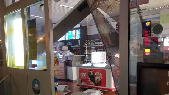 Unbekannte stehlen einen Geldautomat aus einer Tankstelle in Richtenberg. © Polizei Stralsund 