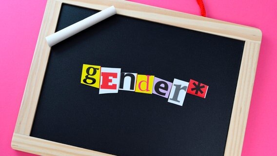 Eine Tafel auf der "gender*" steht © picture alliance / Bildagentur-online Foto: Ohde