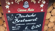 deutsche Bratwurst, Schild auf Weihnachtsmarkt in London © NDR Foto: Gabi Biesinger