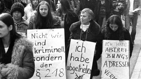 Frauen bei einer Demonstration gegen das Abtreibungsverbot durch den § 218 im Jahr 1975. © picture alliance / Manfred Rehm Foto: Manfred Rehm