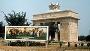 Denkmal mit der Aufschrift "Freedom and Justice" ("Freiheit und Gerechtigkeit") in Ghanas Hauptstadt Accra, das anlässlich der Unabhängigkeit des Landes 1957 errichtet wurde. Aufnahme von 1999. © picture-alliance / dpa Foto: Georg Spring