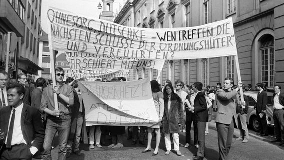 Studenten demonstrieren nach dem Attentat auf den Studentenführer Rudi Dutschek am 16.04.1968 in Bonn gegen die Springer-Presse © dpa Foto: Peter Popp