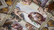 Ausschnitt aus Michelangelos "Die Erschaffung Adams" in der Sixtinischen Kapelle in Rom. © picture alliance / prisma | TPX 