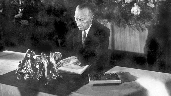 Konrad Adenauer unterzeichnet das Grundgesetz am 8. Mai 1949 © dpa/picture-alliance 