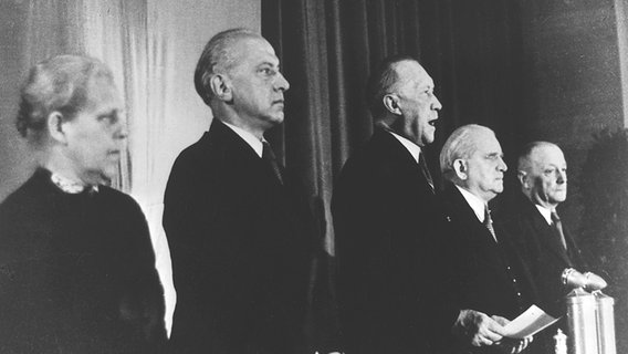 Konrad Adenauer spricht im Parlamentarischen Rat und verkündet am 23. Mai 1949 offiziell das Grundgesetz. © picture-alliance / AKG 