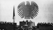 Bundeskanzler Konrad Adenauer(CDU)  bei seiner Regierungserklärung vor dem Bundestag am 20. Oktober 1953. © picture-alliance / akg-images | akg-images 