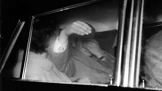 Der im Oktober 1962 in Spanien verhaftete "Spiegel"-Redakteur Conrad Ahlers hält sich nach seiner Ankunft am Frankfurter Flughafen im Auto die Hände vor das Gesicht. Der im Oktober 1962 in Spanien verhaftete "Spiegel"-Redakteur Conrad Ahlers hält sich nach seiner Ankunft am Frankfurter Flughafen im Auto die Hände vor das Gesicht. © picture alliance / Erk Wirginings Foto: Erk Wirginings