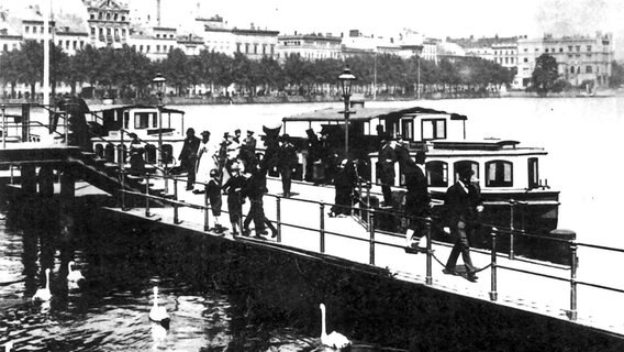 Alsterschiff am Anleger Jungfernstieg in Hamburg (um 1880). © Hamburger Hochbahn AG 